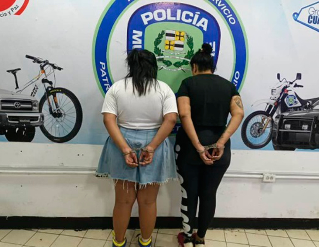 Dos mujeres fueron apresadas por desarmar a un funcionario policial 